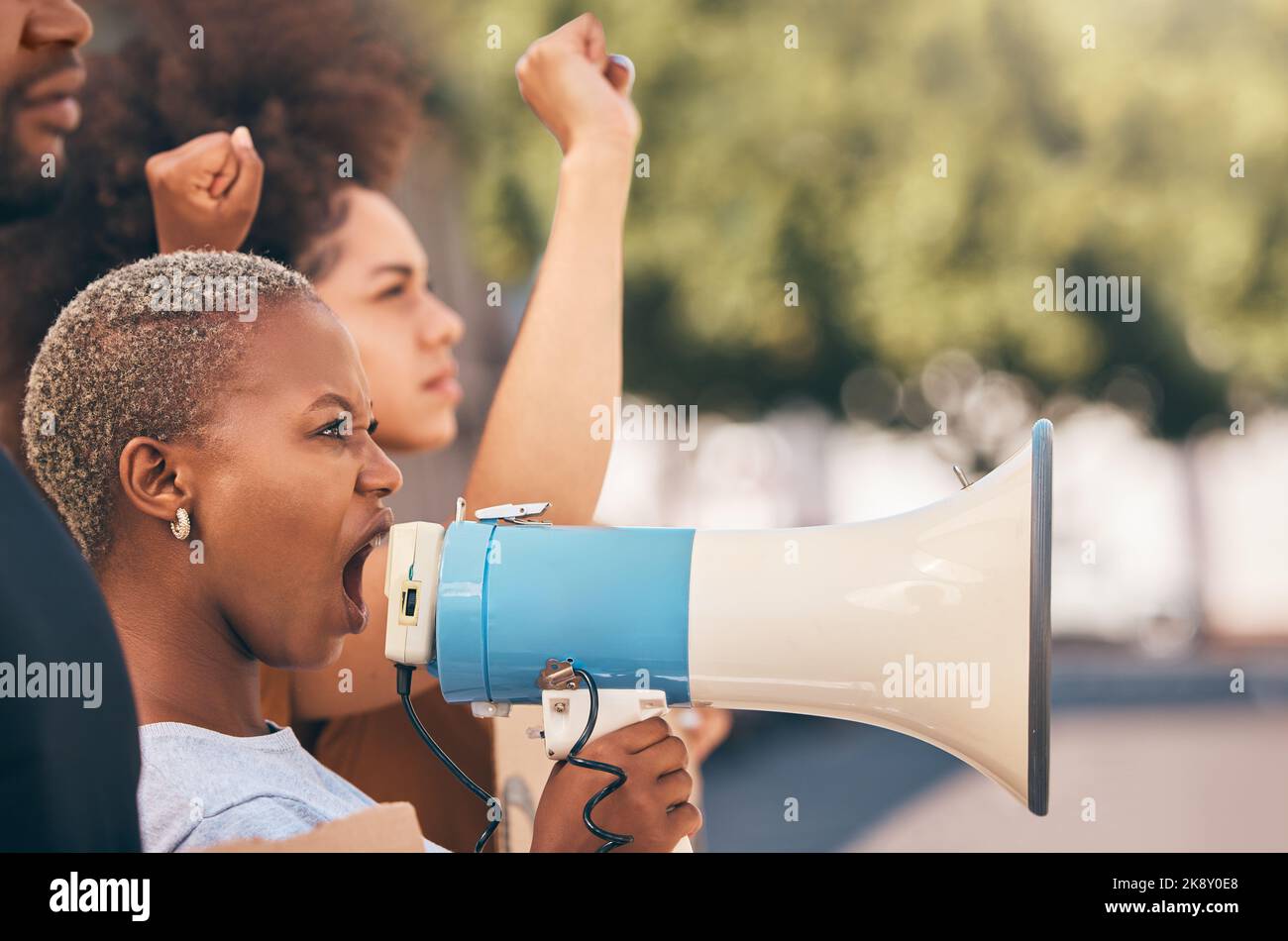 Protesta, megafono e arrabbiata donna nera urla per i diritti umani, l'uguaglianza e il razzismo contro i raduni. Altoparlante, rivoluzione e campagna per la democrazia Foto Stock