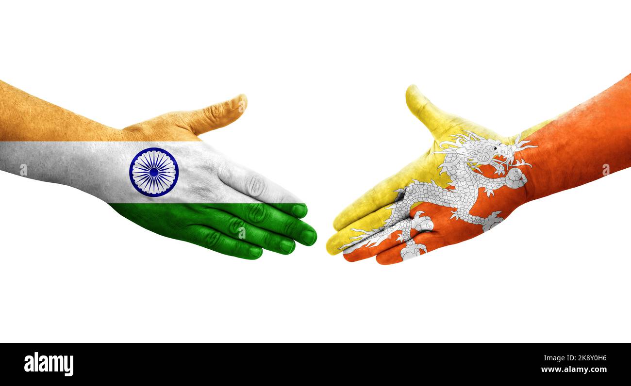 Stretta di mano tra Bhutan e India bandiere dipinte sulle mani, immagine trasparente isolata. Foto Stock
