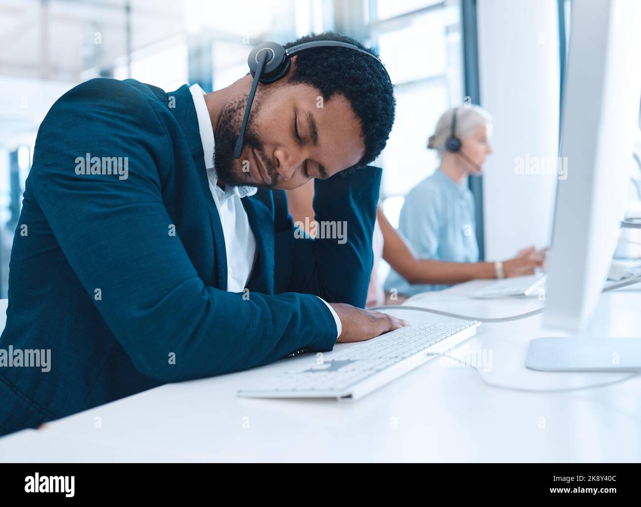 Burnout del call center, persone addormentate e dipendenti esauriti dopo lunghe ore di lavoro, telemarketing o consulenza al servizio clienti. Agente aziendale, aiuto Foto Stock