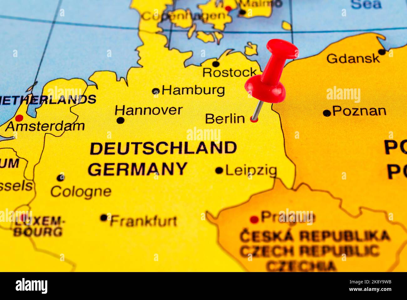 Mappa di Berlino. Primo piano della mappa di Berlino con la puntina rossa. Mappa con punto rosso di Berlino in Germania. Foto Stock