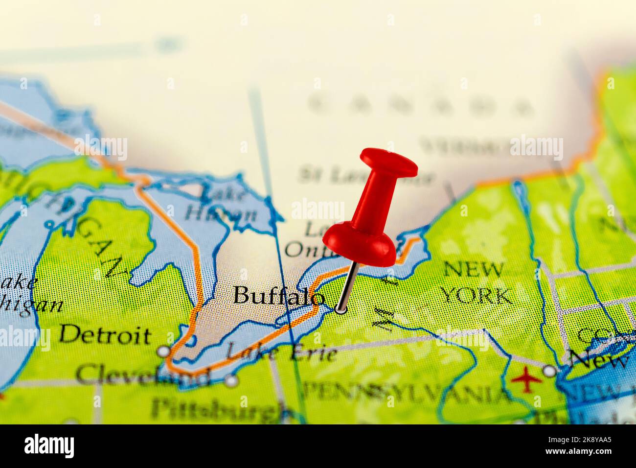 Mappa di Buffalo. Primo piano della mappa di Buffalo con la spilla rossa. Mappa con punto rosso di Buffalo negli Stati Uniti. Foto Stock