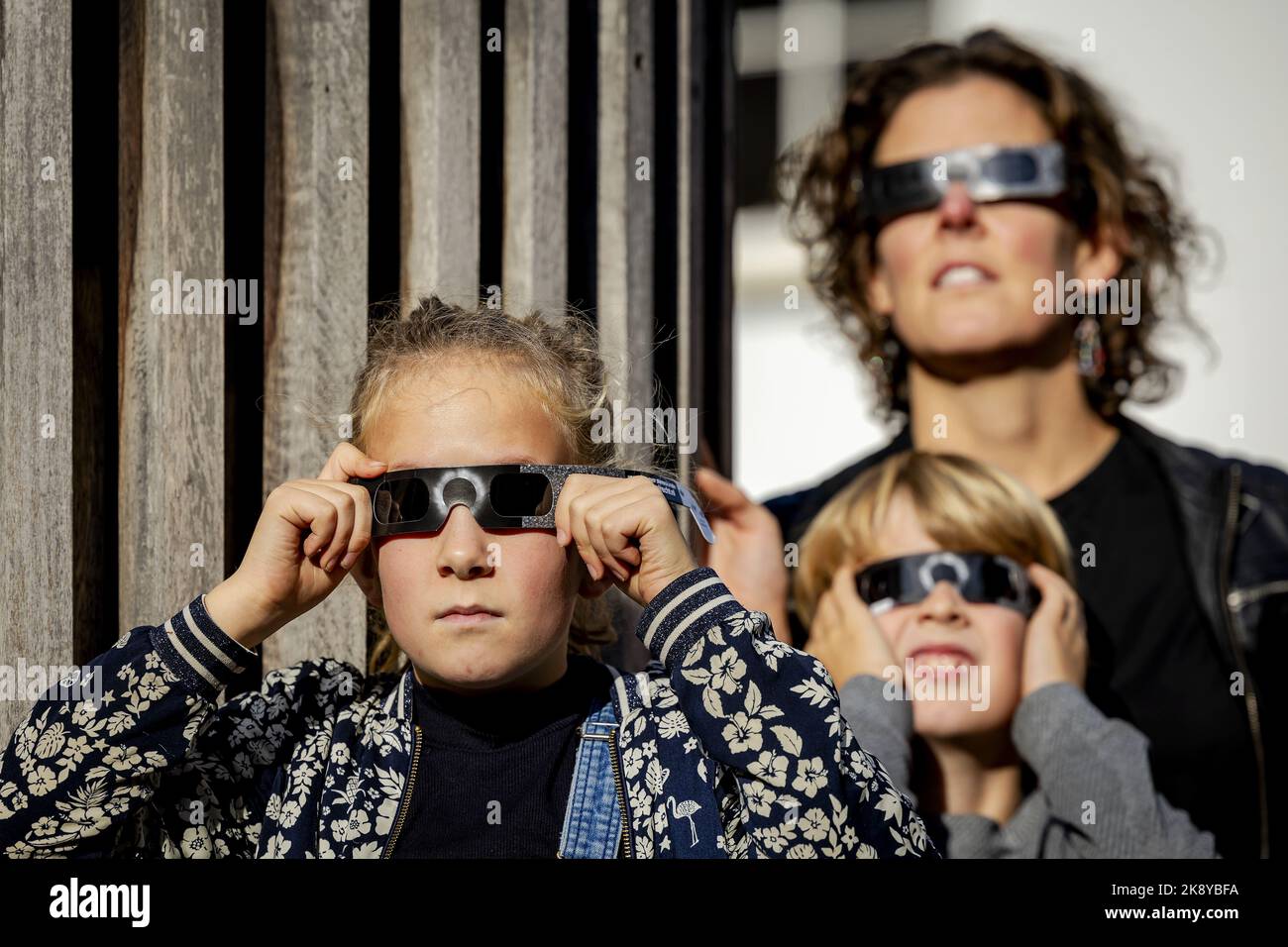 2022-10-25 11:42:29:19 UTRECHT - i visitatori del museo Sonnenborgh vista una parziale eclissi solare con gli occhiali eclissi. Il sole è in parte nascosto dietro la luna, facendolo sembrare come se un morso fosse preso dal sole. ANP ROBIN VAN LONKHUIJSEN olanda fuori - belgio fuori Foto Stock