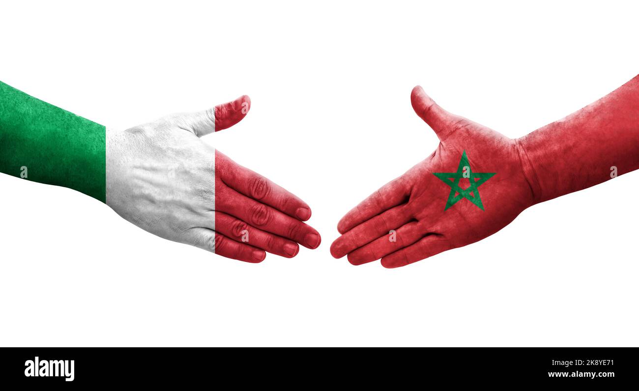 Stretta di mano tra Italia e Marocco bandiere dipinte a mano, immagine trasparente isolata. Foto Stock