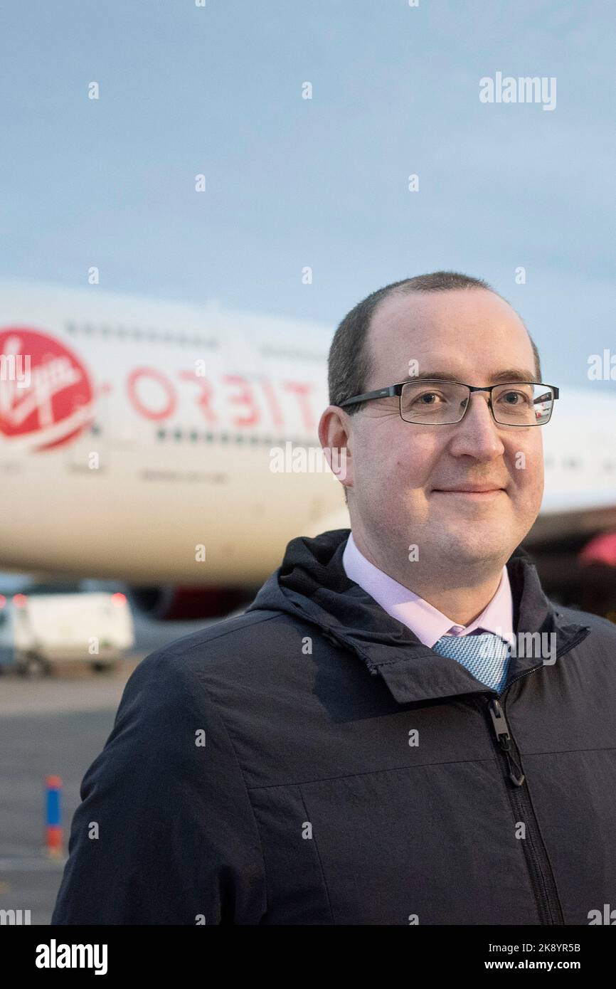 Un molto soddisfatto Matt Archer, Commercial Space Director presso l'Agenzia spaziale del Regno Unito in piedi di fronte a Virgin Orbit, Cosmic Girl un razzo convertito 747-400 Foto Stock