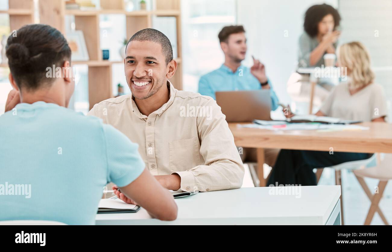 Pianificazione, collaborazione e riunioni di persone aziendali per progetti di startup, idee di brainstorming e lavoro di squadra in ufficio. Agenzia creativa, marketing Foto Stock