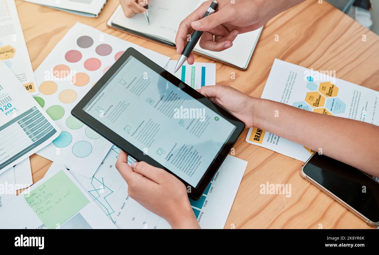Tablet, grafici cartacei e ricerche per la pianificazione, la startup e la lettura per il processo aziendale. Brainstorming, dispositivo digitale e analisi per Foto Stock