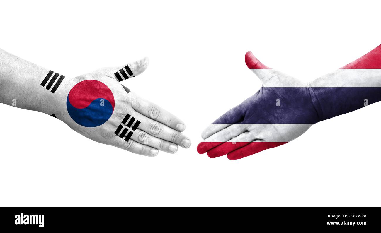Stretta di mano tra Corea del Sud e Thailandia bandiere dipinte sulle mani, immagine trasparente isolata. Foto Stock