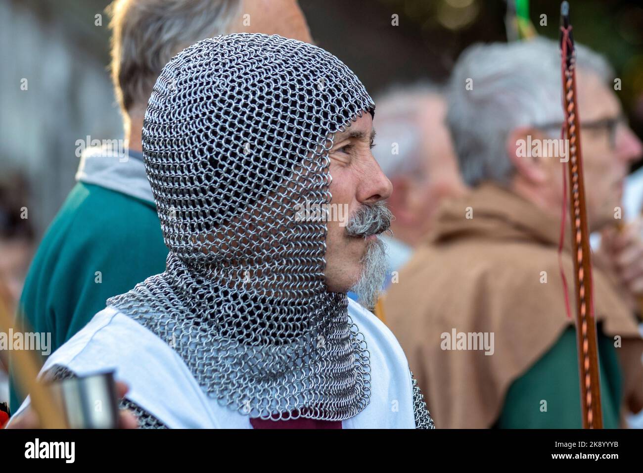 Notizie del Regno Unito Meteo; martedì 25th ottobre 2022. SAMLESBURY LONGBOW ARCIERI LA BATTAGLIA DI AGINCOURT - 1415 RIEVOCAZIONE. Tiro con l'arco tradizionale lungo tiro con l'arco in occasione della battaglia anniversario in vestito medievale, British Long-Bow Society (BLBS) evento. Credit; MediaWorldImages/AlamyLiveNews Foto Stock