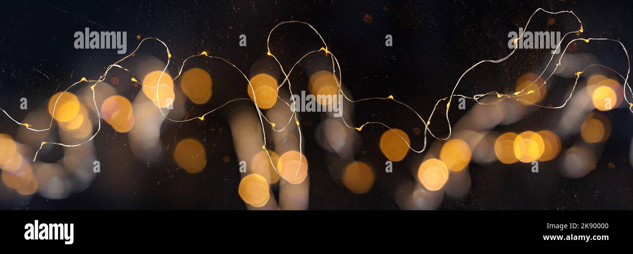Luci delle fate, panorama sfocato della ghirlanda di LED, posa piatta in alto sparata su uno sfondo scuro Foto Stock