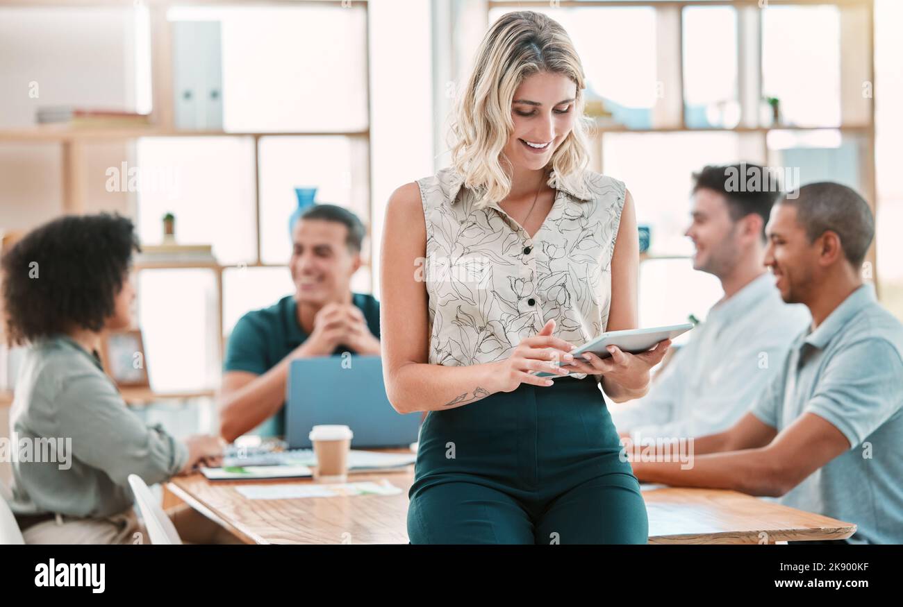 Tablet, leadership e incontro con una donna in sala riunioni con il suo team per la formazione o la pianificazione. Dati, marketing o gestione con un Foto Stock