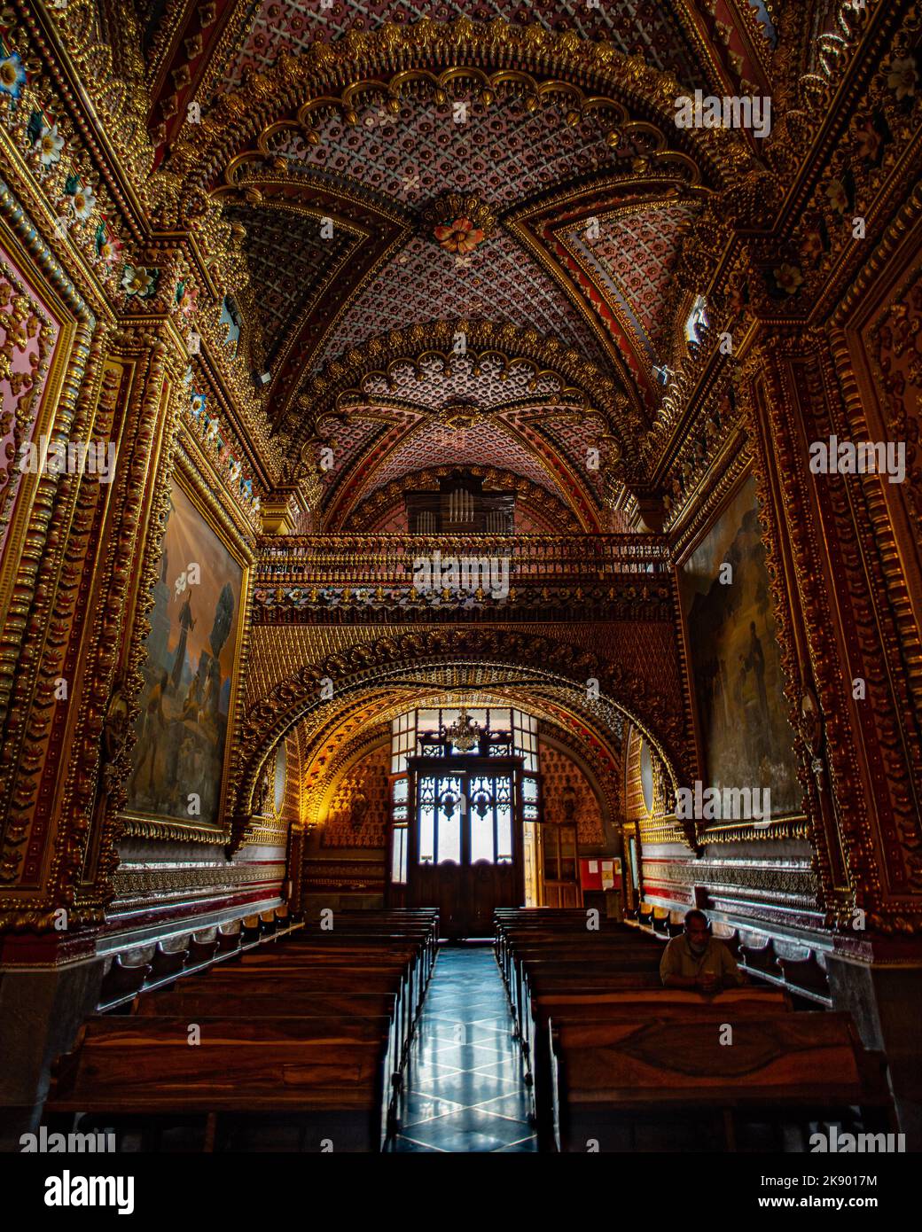 Uno scatto verticale dell'interno della Basilica di nostra Signora di Guadalupe, Villa de Guadalupe, Città del Messico, Messico Foto Stock