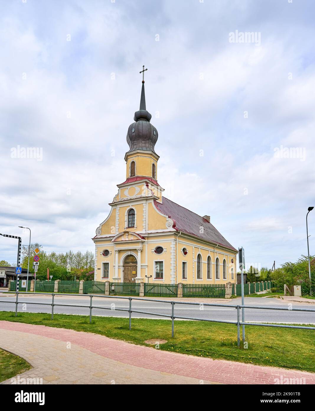 Uno scatto verticale della storica chiesa evangelica luterana di Doles Kekavas a Kekava, Lettonia Foto Stock
