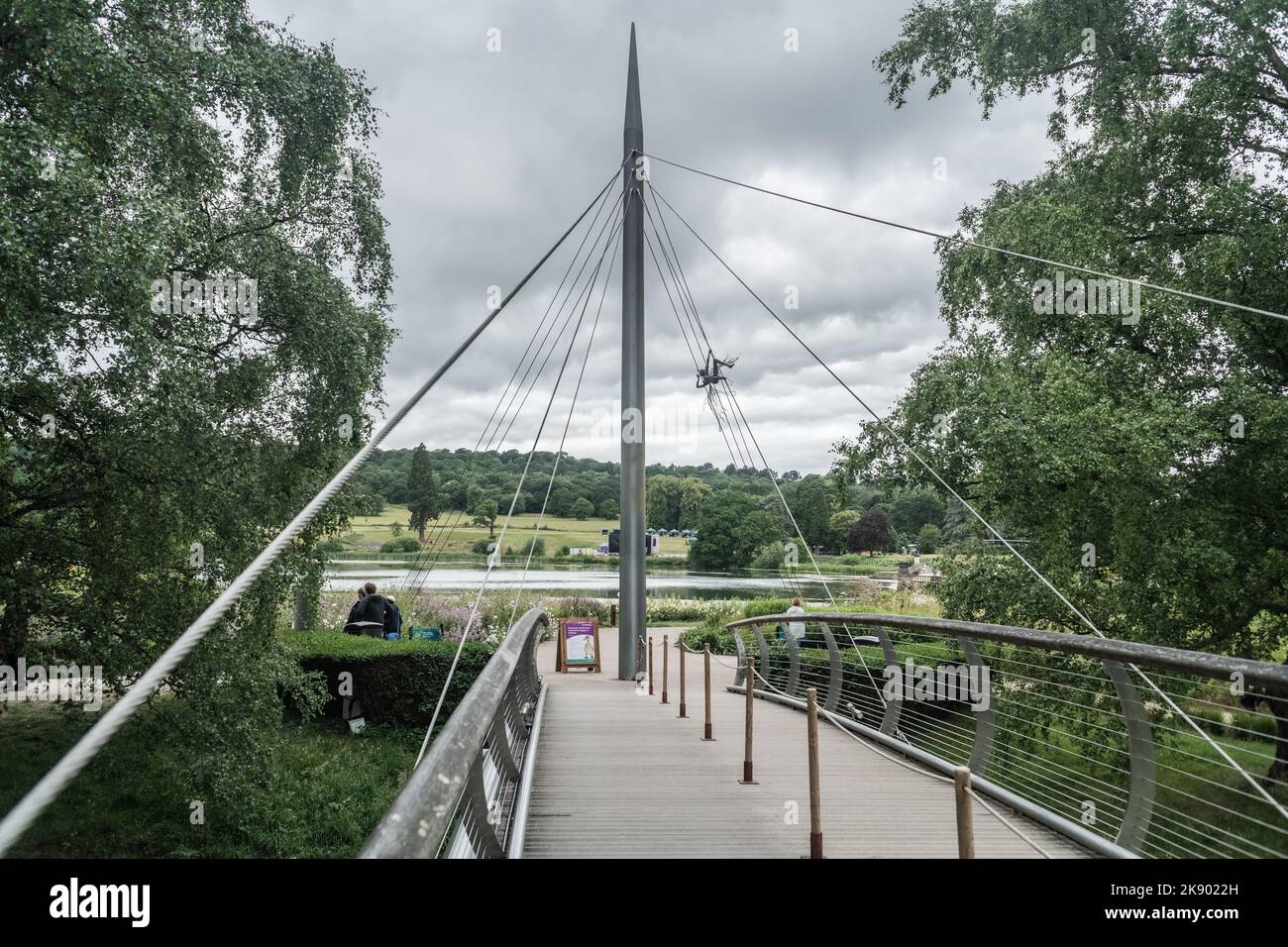 Trentham Gardens, ponte a sospensione pneumatica, giorno nuvoloso, Staffordshire UK. Foto Stock