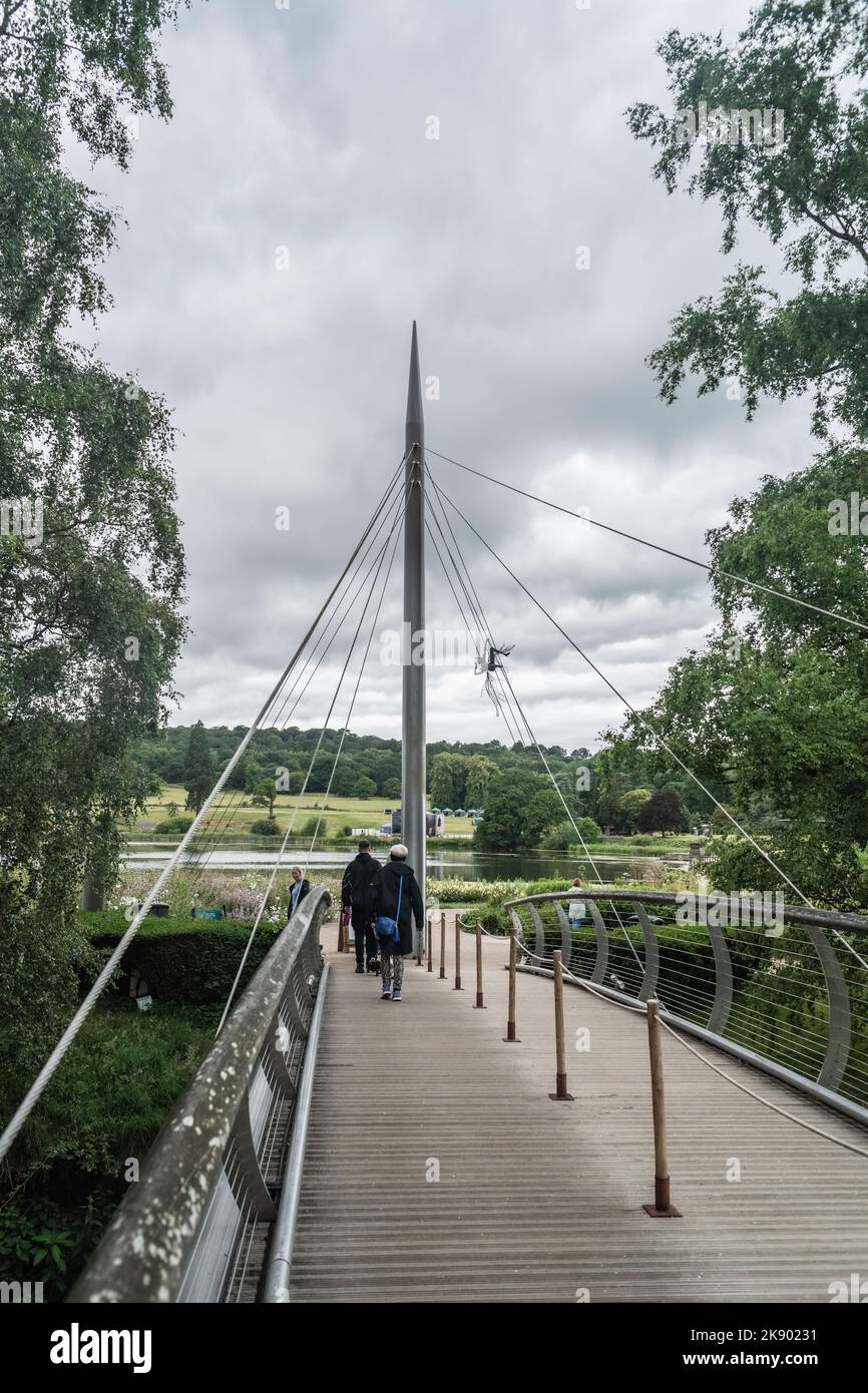 Trentham Gardens, ponte a sospensione pneumatica, giorno nuvoloso, Staffordshire UK. Foto Stock