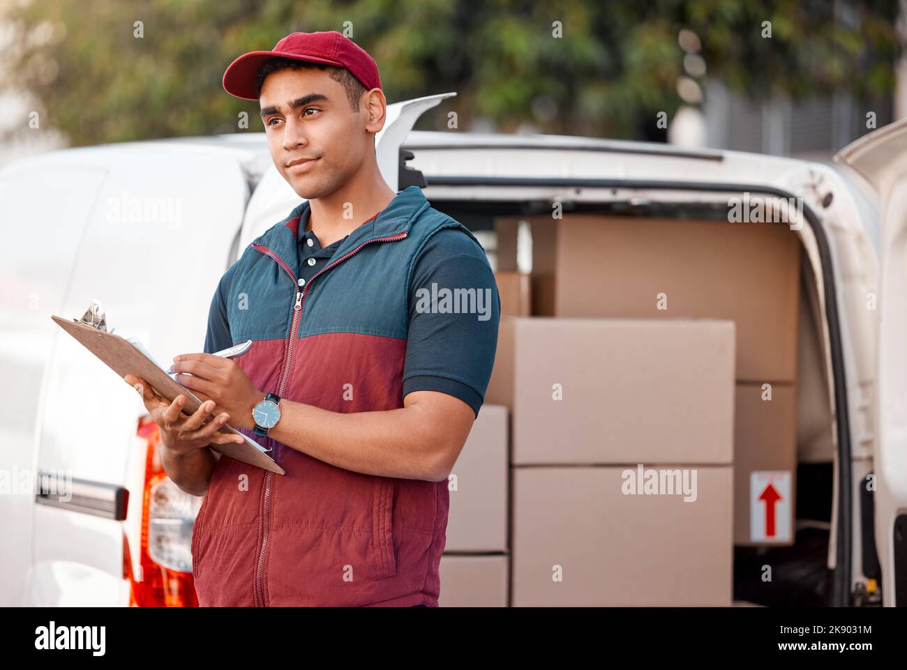 Logistica, supply chain e conducente con portadocumenti o carta all'aperto con furgone, trasporto o auto. ECommerce, spedizione e controllo dei lavoratori del carico Foto Stock