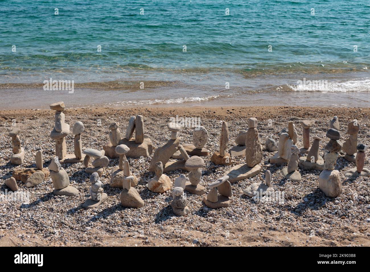 Concetto di equilibrio e armonia. - pile di pietra sulla spiaggia Foto Stock