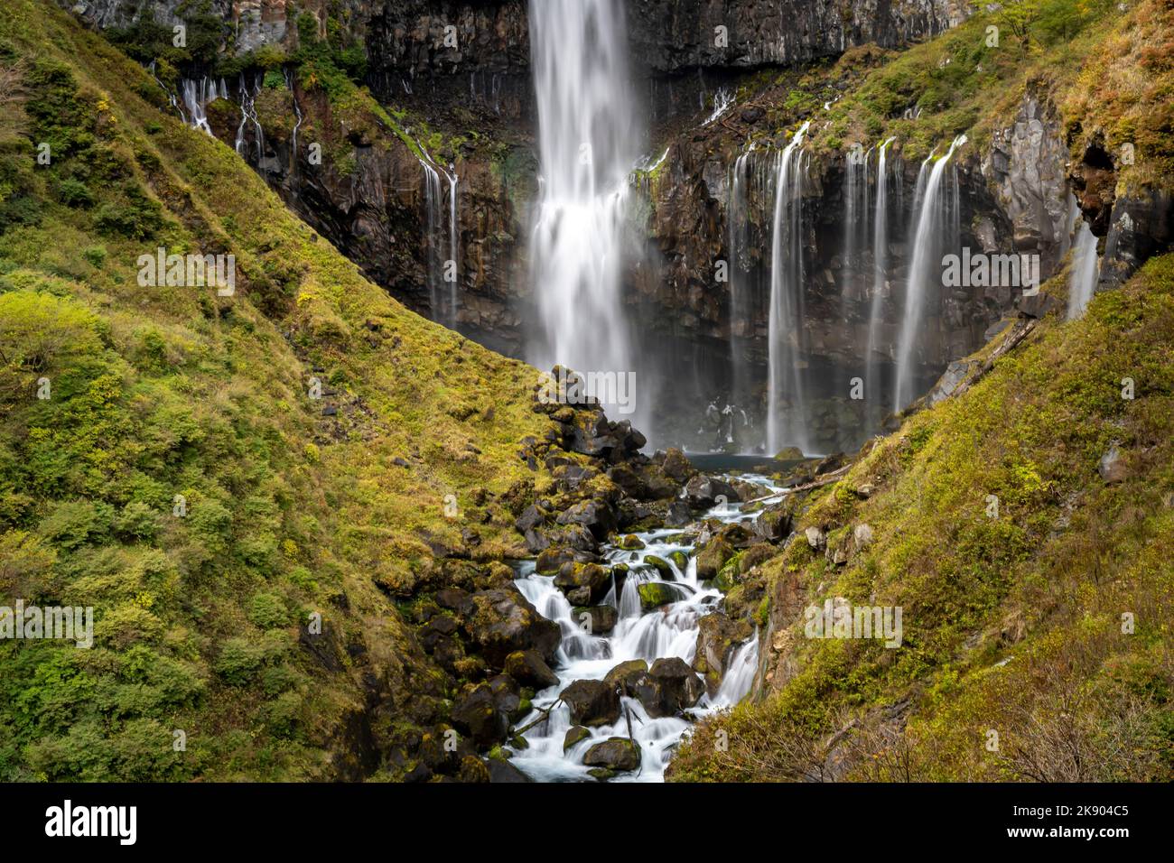 Cascata maestosa e colorata nel parco nazionale foresta durante l'autunno natura Fotografia.Paesaggio vista parco nazionale natura Nikko Giappone. Un posto bellissimo Foto Stock