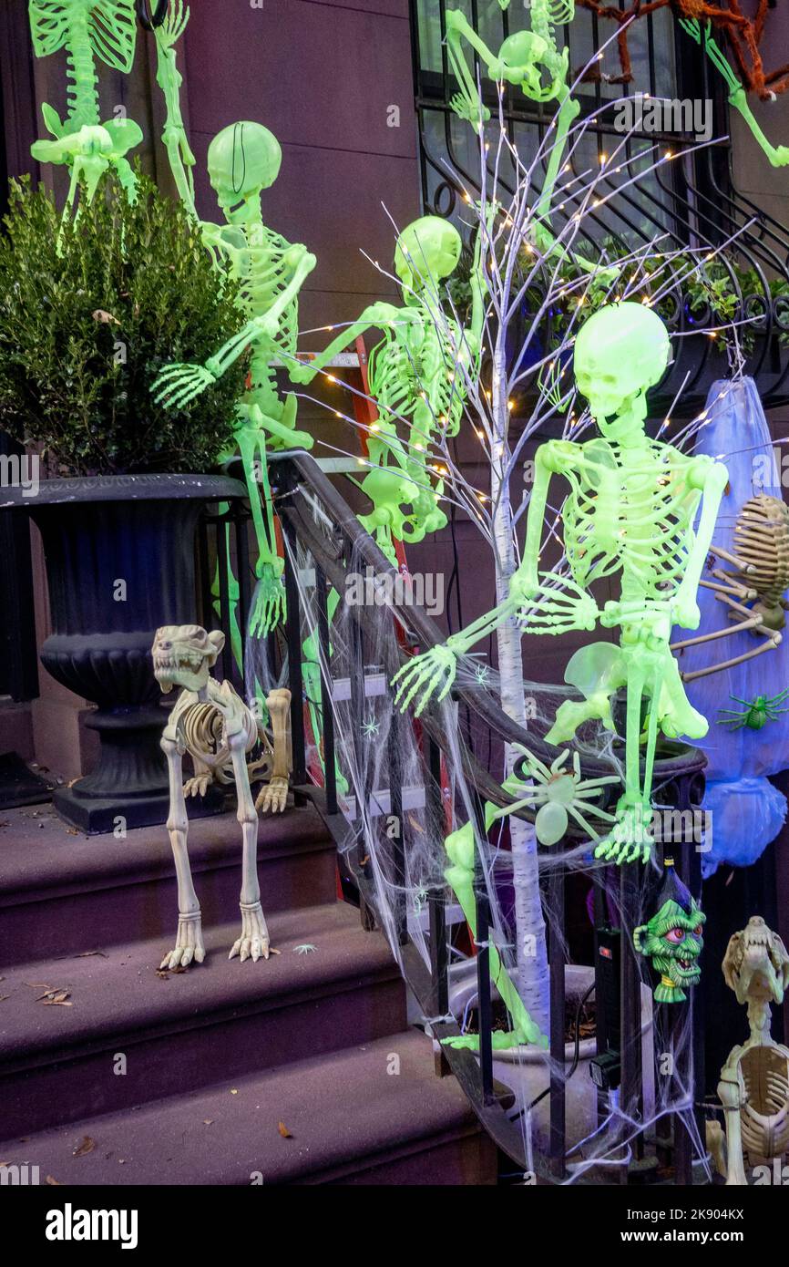 Mostra di Halloween spettrale all'esterno di una pietra marrone nella sezione di Murray Hill di New York City, 2022, New York City, USA Foto Stock