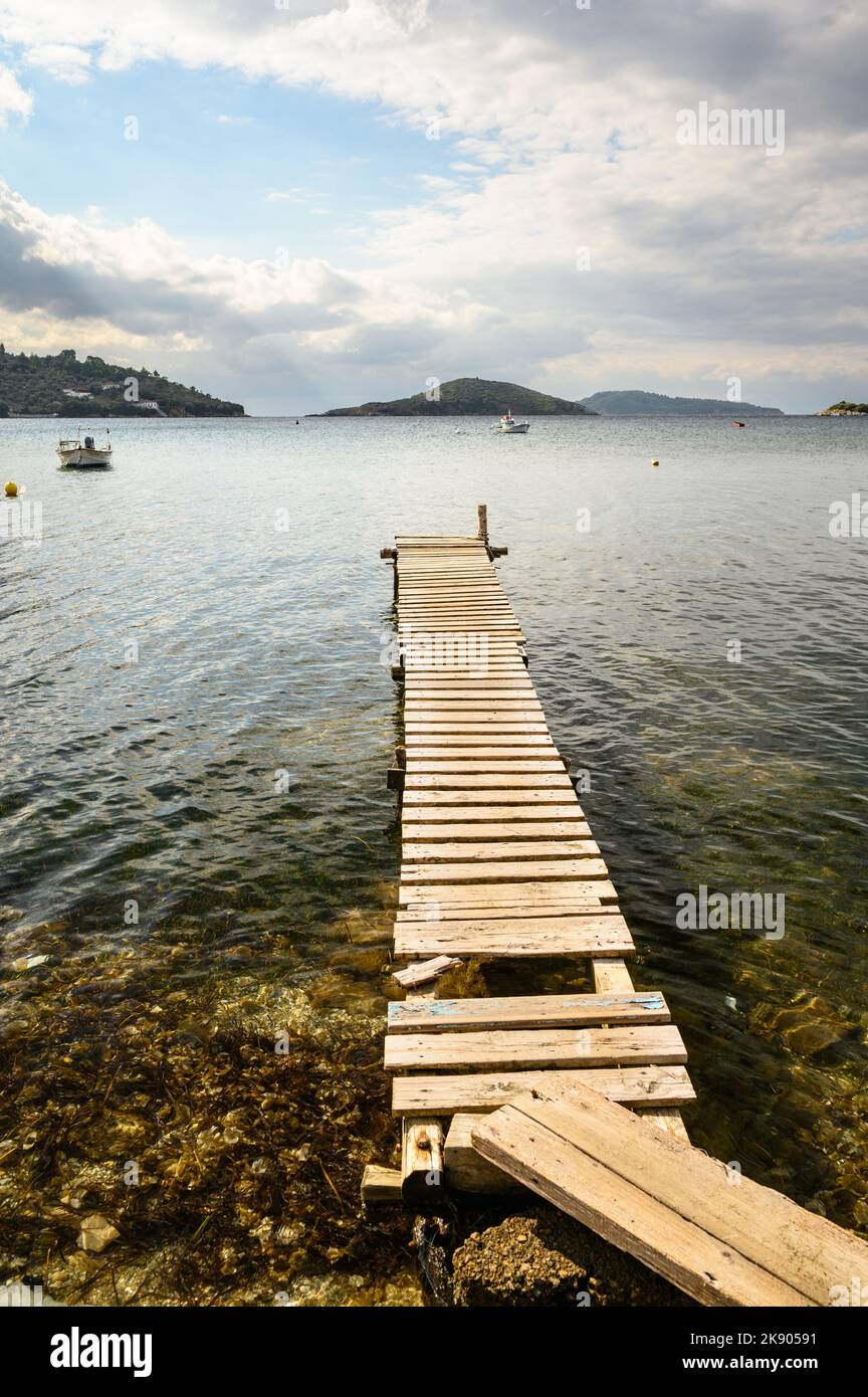 Molo in legno nel mare. Foto Stock