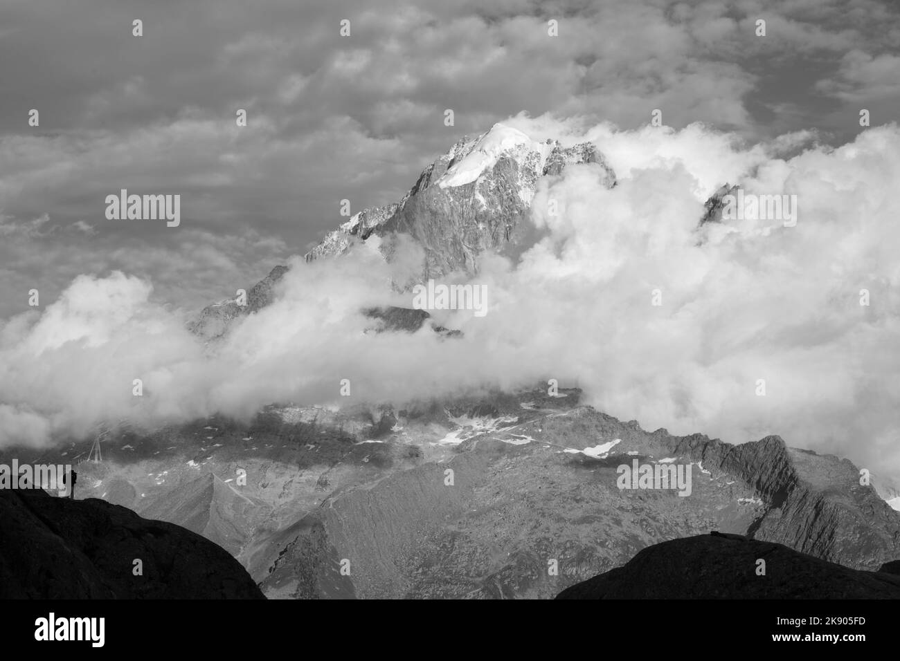 Il di Aiguilles Verte e Petit Dru cime nelle nuvole - Chamonix. Foto Stock