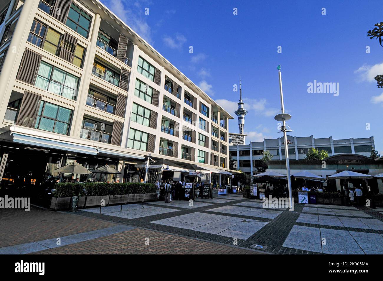 Ristoranti e appartamenti residenziali sul CBD (quartiere finanziario centrale di Auckland) di fronte al porto Viaduct e al porto turistico di Auckland, N. Foto Stock