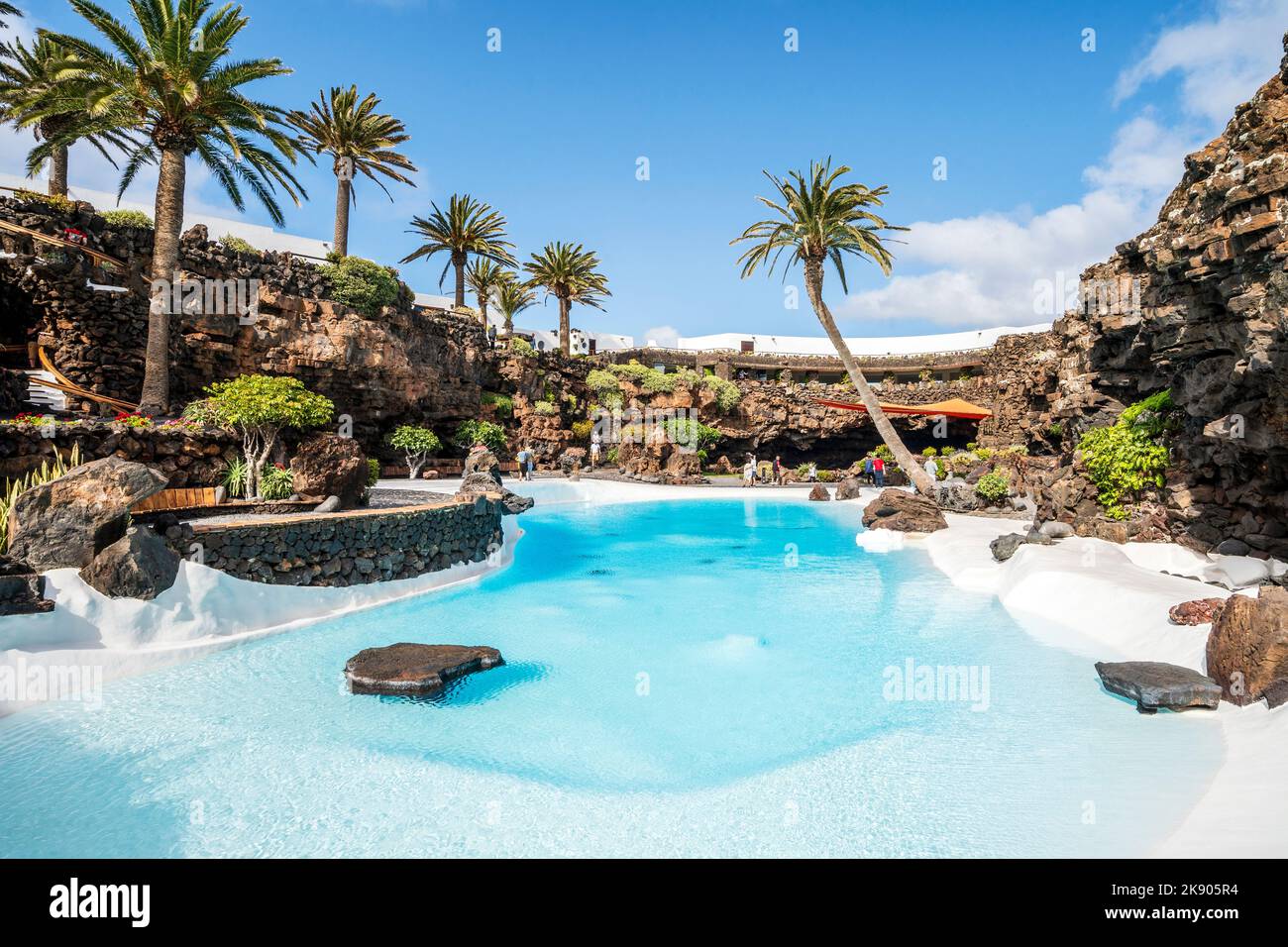 Incredibile grotta, piscina, auditorium naturale, lago salato progettato da Cesar Manrique nel tunnel vulcanico chiamato Jameos del Agua a Lanzarote, Isole Canarie, Foto Stock