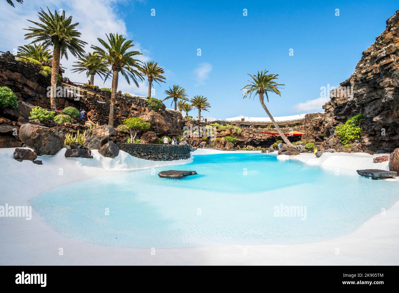 Incredibile grotta, piscina, auditorium naturale, lago salato progettato da Cesar Manrique nel tunnel vulcanico chiamato Jameos del Agua a Lanzarote, Isole Canarie, Foto Stock