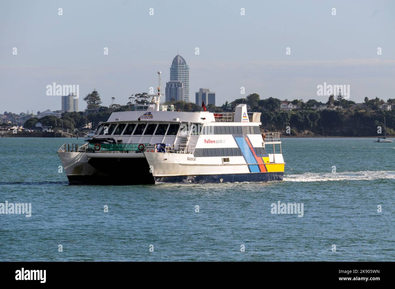 Una nave da crociera del porto ritorna ad Auckland sull'Isola del Nord della Nuova Zelanda Foto Stock