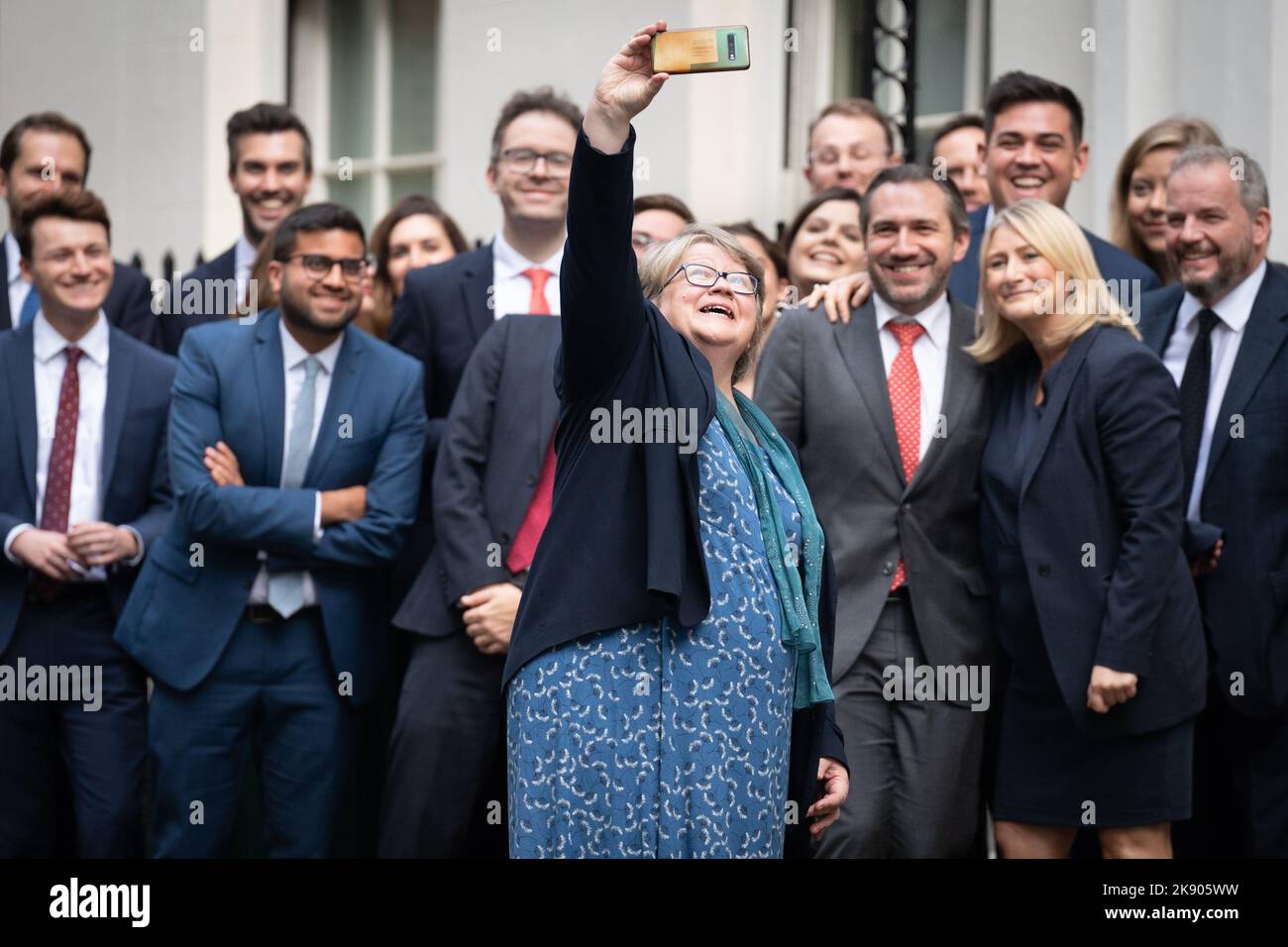 Segretario di Stato per il lavoro e le pensioni, Therese Coffey prende un selfie prima che il primo ministro uscente Liz Truss faccia un discorso fuori 10 Downing Street. Data immagine: Martedì 25 ottobre 2022. Foto Stock