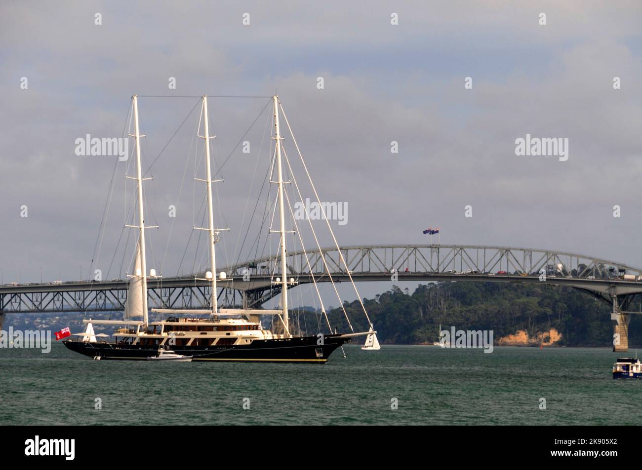 La EOS, una goletta a tre alberi Bermuda truccata è uno dei più grandi yacht a vela privati al mondo è stato ormeggiato a Waitemata Bay vicino ad Auckland Foto Stock