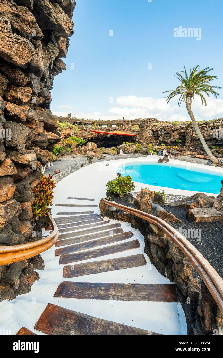 Incredibile grotta, piscina, auditorium naturale, lago salato progettato da Cesar Manrique nel tunnel vulcanico chiamato Jameos del Agua a Lanzarote, Isole Canarie, Foto Stock