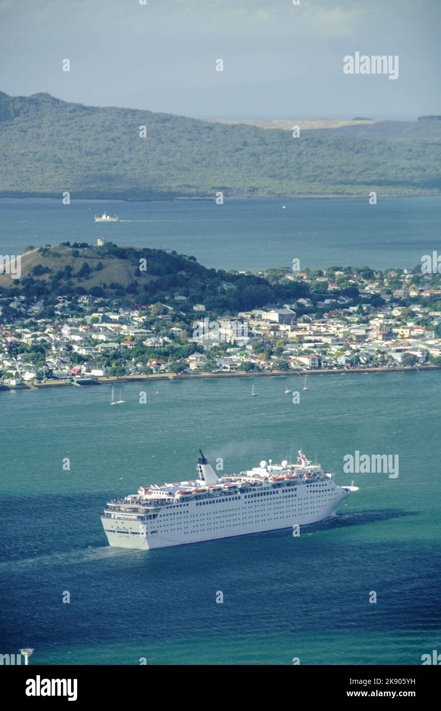 La nave da crociera P&o, Pacific Sun, naviga in mare aperto sulla Waitemata Bay di Auckland, Nuova Zelanda Foto Stock