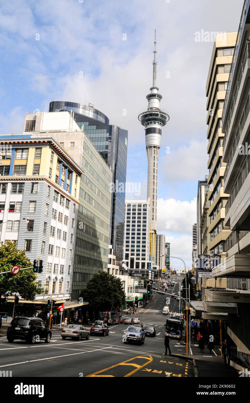 La Sky Tower da Victoria Street e all'incrocio di Queen Street ad Auckland sull'Isola del Nord in Nuova Zelanda Foto Stock