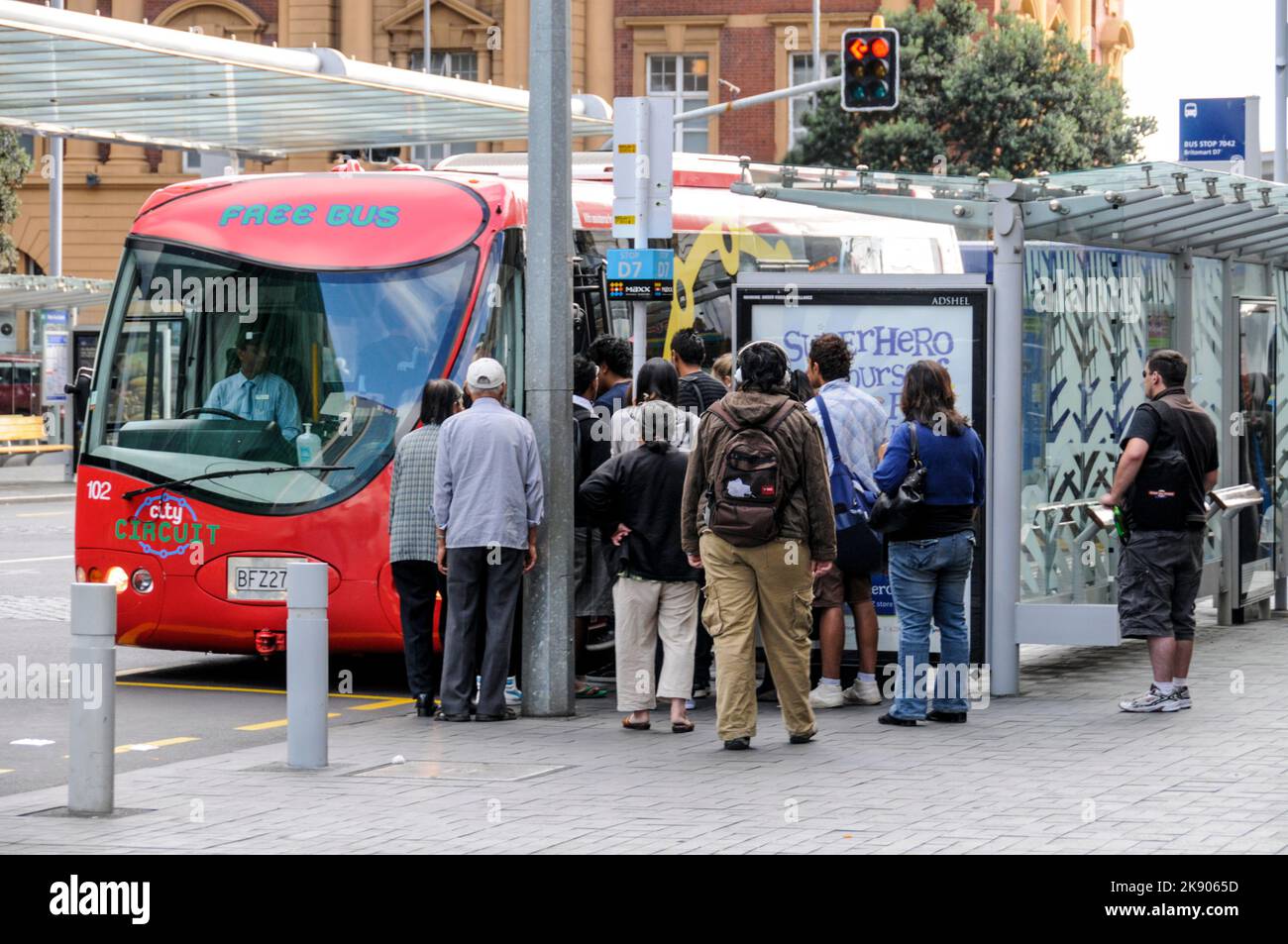 I passeggeri in attesa di salire a bordo di un autobus che fornisce un servizio gratuito di autobus cittadino ad Auckland sull'Isola del Nord, Nuova Zelanda Foto Stock