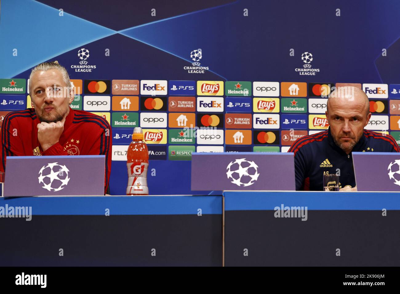 AMSTERDAM - (LR) portiere di Ajax Remko Pasveer, allenatore di Ajax Alfred Schreuder durante la conferenza stampa precedente alla partita di Champions League tra Ajax Amsterdam e Liverpool FC presso la Johan Cruijff Arena il 25 ottobre 2022 ad Amsterdam, Paesi Bassi. ANP MAURICE VAN STEEN Foto Stock