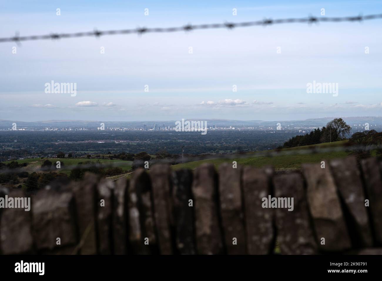La città di Manchester vista dalla cima del Tegg's Nose Country Park vicino a Macclesfield a Cheshire Foto Stock