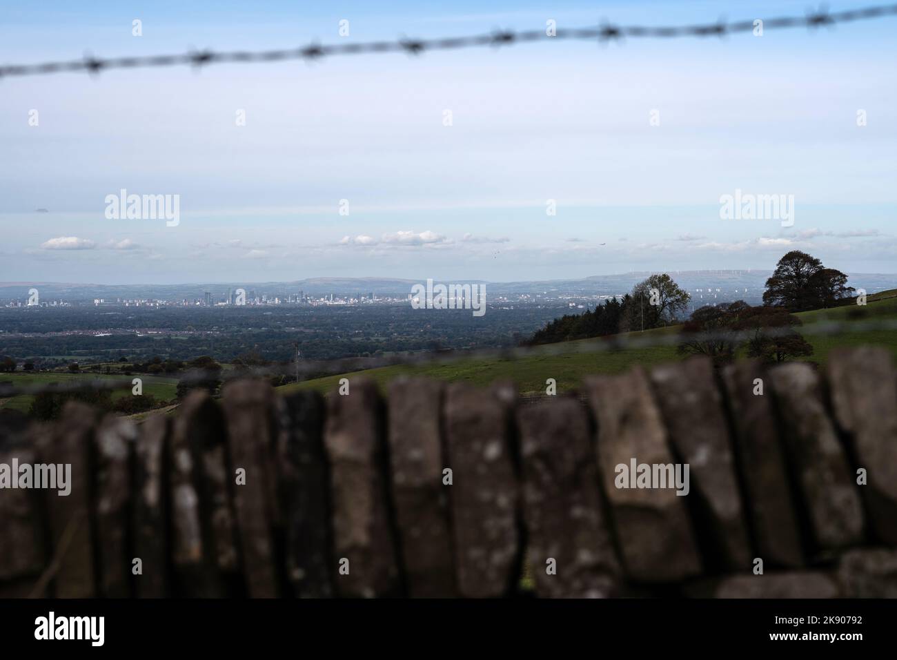 La città di Manchester vista dalla cima del Tegg's Nose Country Park vicino a Macclesfield a Cheshire Foto Stock
