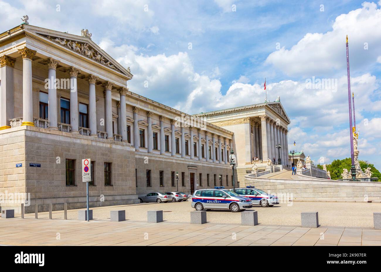 VIENNA, AUSTRIA - Apr 27, 2015: Persone di fronte al Parlamento austriaco (Parlamentsgebaude) a Vienna. L'edificio è stato completato nel 1883. Foto Stock