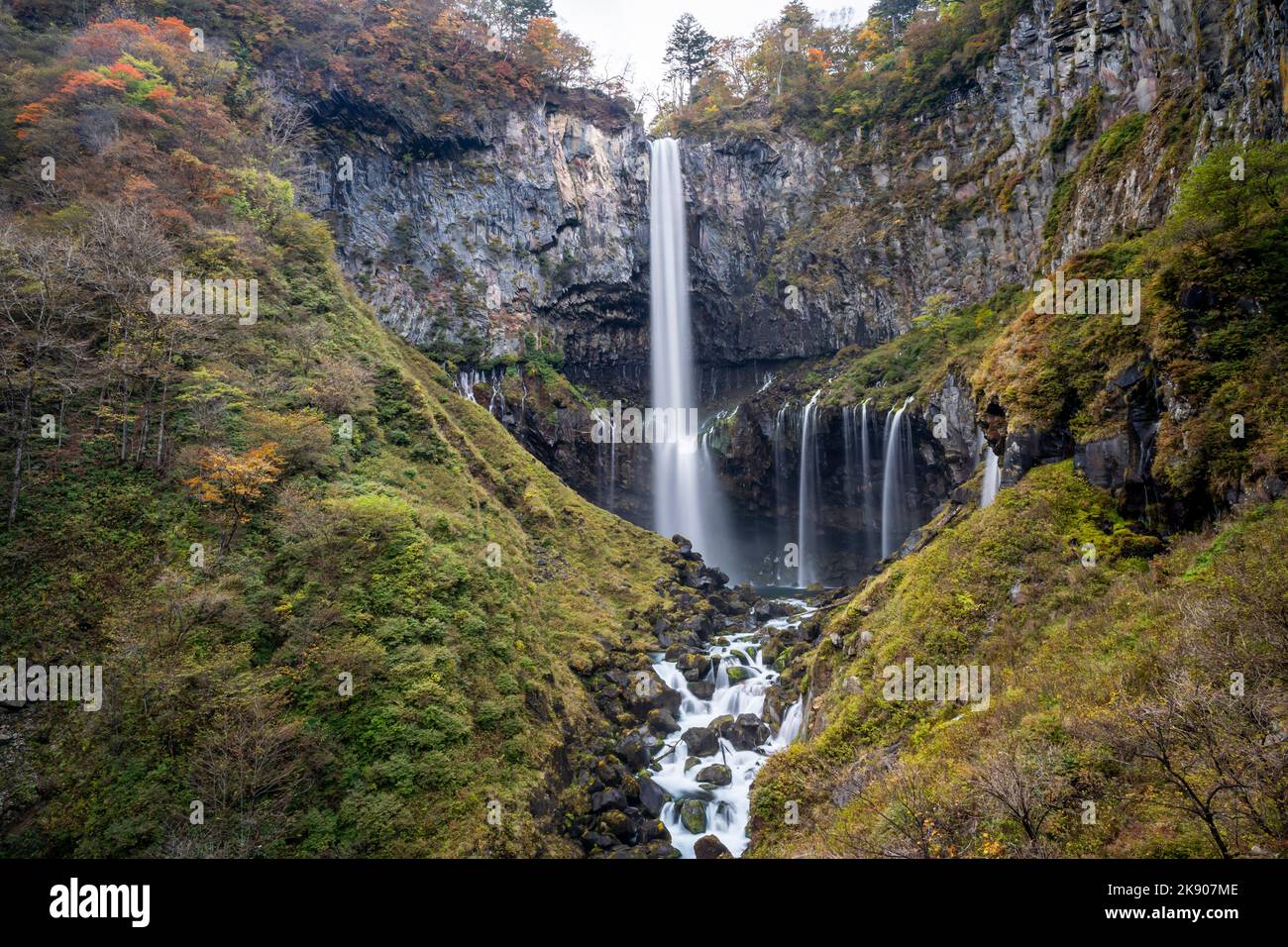 Cascata maestosa e colorata nel parco nazionale foresta durante l'autunno natura Fotografia.Paesaggio vista parco nazionale natura Nikko Giappone. Un posto bellissimo Foto Stock