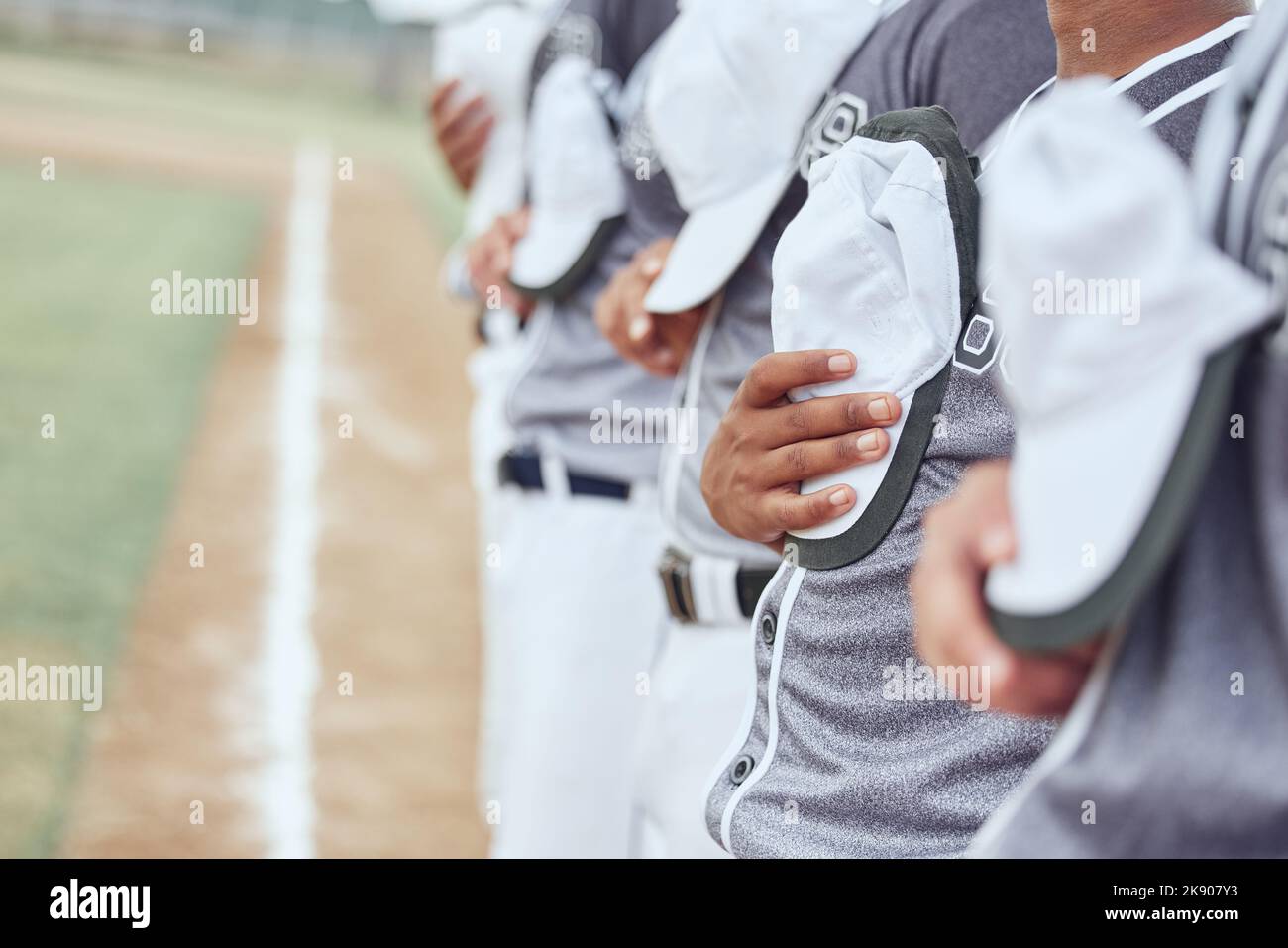 Squadra di baseball, sport e inno nazionale per iniziare l'evento, giochi di competizione e motivazione sul campo arena stadio. Closeup giocatori di baseball cantando Foto Stock