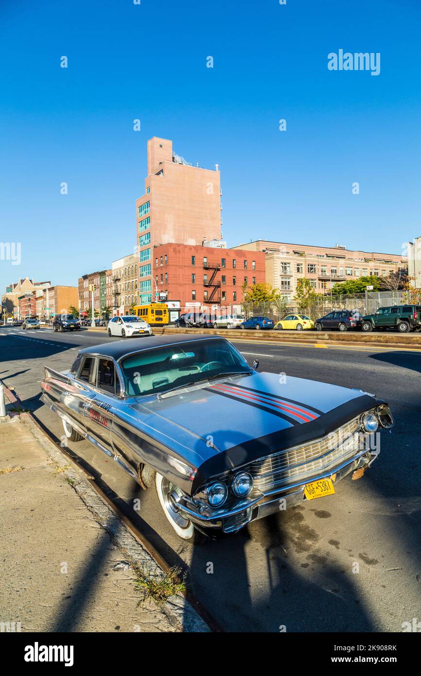 NEW YORK CITY, USA - Oct 20, 2015: Parcheggi Old Chrome cadillac sulla strada a New York, USA. Questa auto d'epoca è per il noleggio con numero di cellulare a t Foto Stock