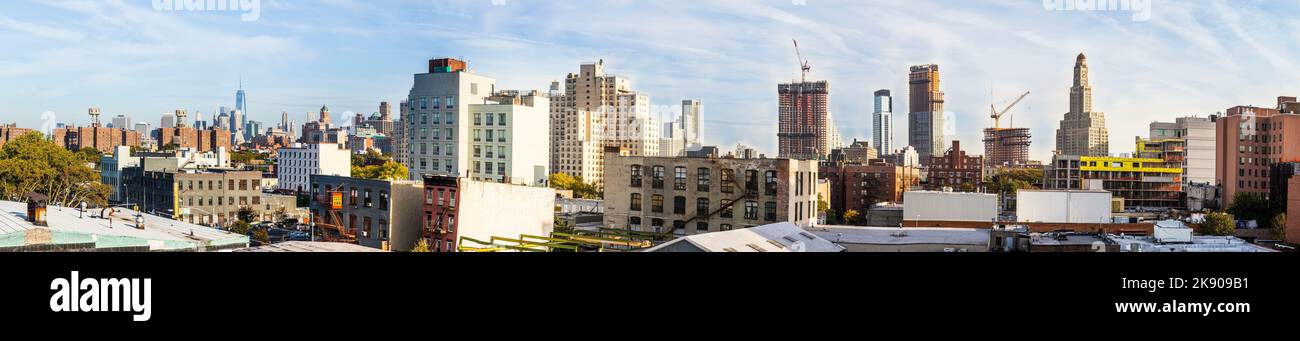 NEW YORK, USA - Oct 21, 2015: skyline di New York visto da Downtown Brooklyn, New York. Nel 1898 Brooklyn divenne parte di New York. Foto Stock