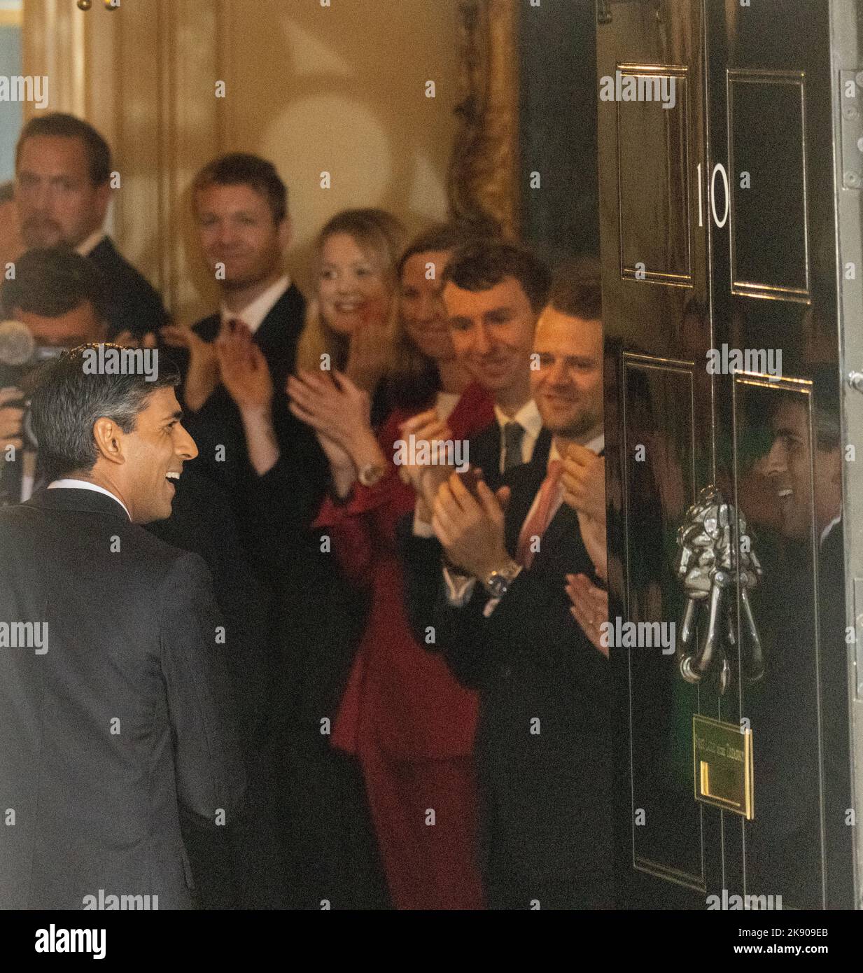 Londra, Regno Unito. 25th Ott 2022. Il primo Ministro Rishi Sunak fa la sua prima dichiarazione a Downing Street, Londra il PM è applaiato all'ingresso del No 10 UK Credit: Ian Davidson/Alamy Live News Foto Stock