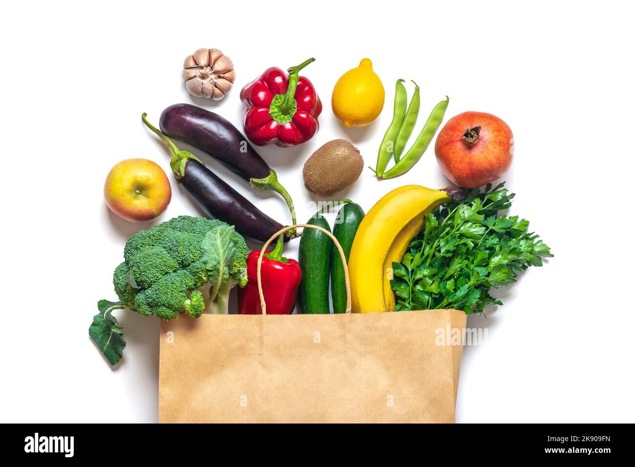 Borsa ecologica carta negozio con verdure crude biologiche verdi isolato su sfondo bianco piatto Lay, vista dall'alto Zero rifiuti, plastica senza concetto sano Foto Stock