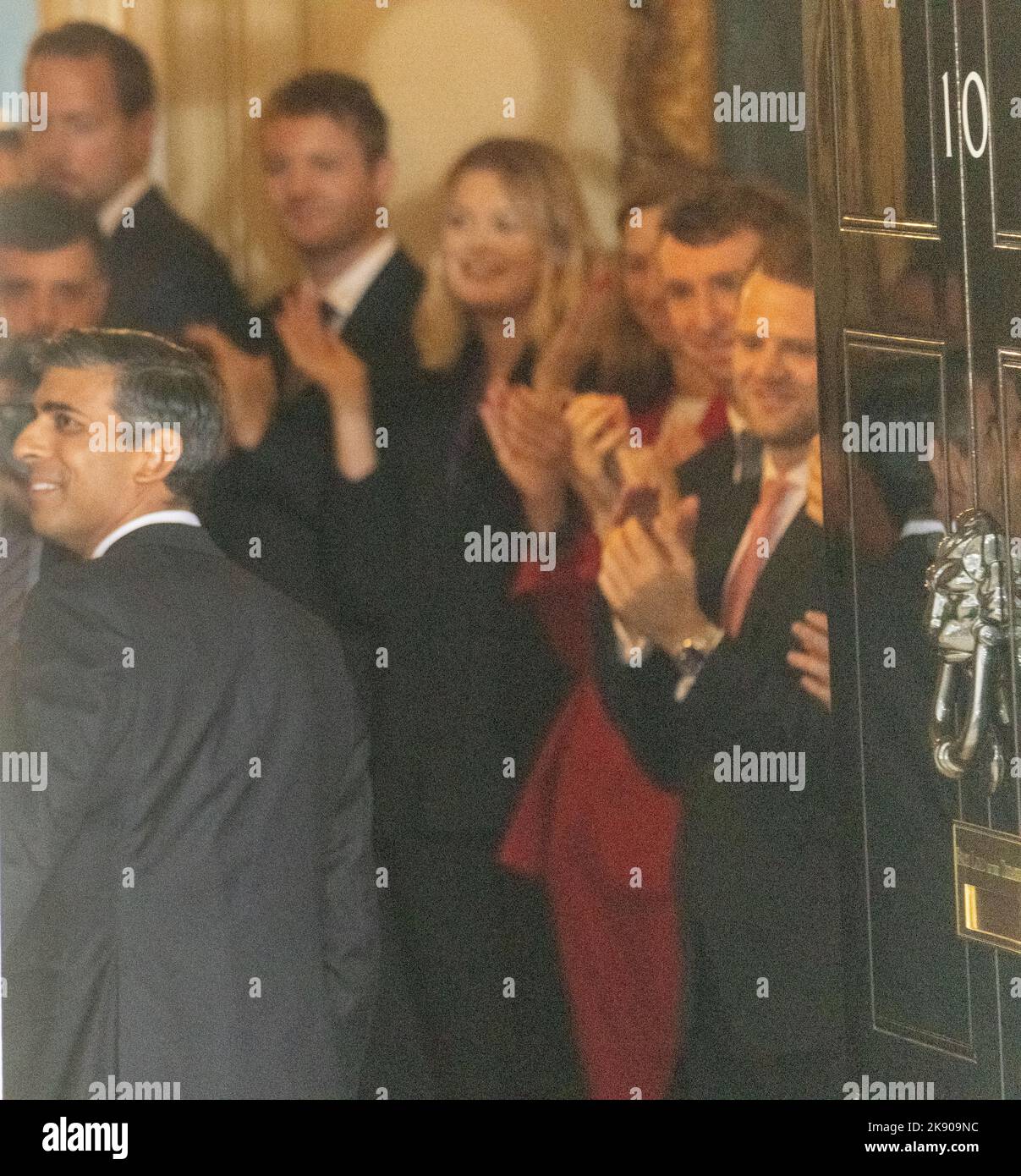 Londra, Regno Unito. 25th Ott 2022. Il primo Ministro Rishi Sunak fa la sua prima dichiarazione a Downing Street, Londra il PM è applaiato all'ingresso del No 10 Credit: Ian Davidson/Alamy Live News Foto Stock