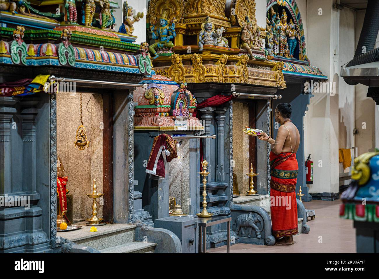 Londra, Regno Unito. 24th Ott 2022. Un pandit o sacerdote indù esegue puja. Diwali, Deepavali o il Festival delle luci è una celebrazione di cinque giorni osservata da milioni di Indù, Sikh e Jains in tutto il mondo. È il momento di celebrare il trionfo del bene sul male e della luce sulle tenebre. Quest'anno Diwali cade il 24th ottobre 2022. I devoti visitano il Tempio Murugan della collina delle Highgate la notte di Diwali per offrire la puja o i rituali di culto per l'omaggio devozionale alle loro divinità venerate. Credit: SOPA Images Limited/Alamy Live News Foto Stock