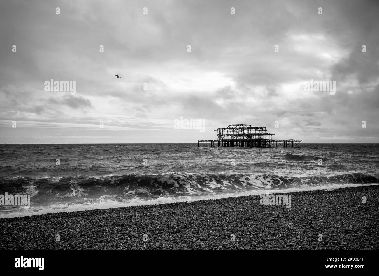 I resti di West Pier a Brighton durante il tempo tempestoso in bianco e nero, Brighton Beach, East Sussex, Inghilterra, Regno Unito Foto Stock
