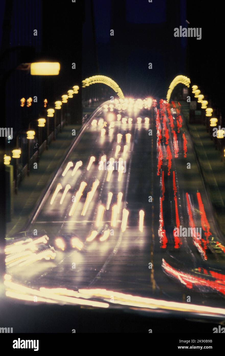STATI UNITI. California. San Francisco. Traffico sul Golden Gate Bridge di notte. Foto Stock
