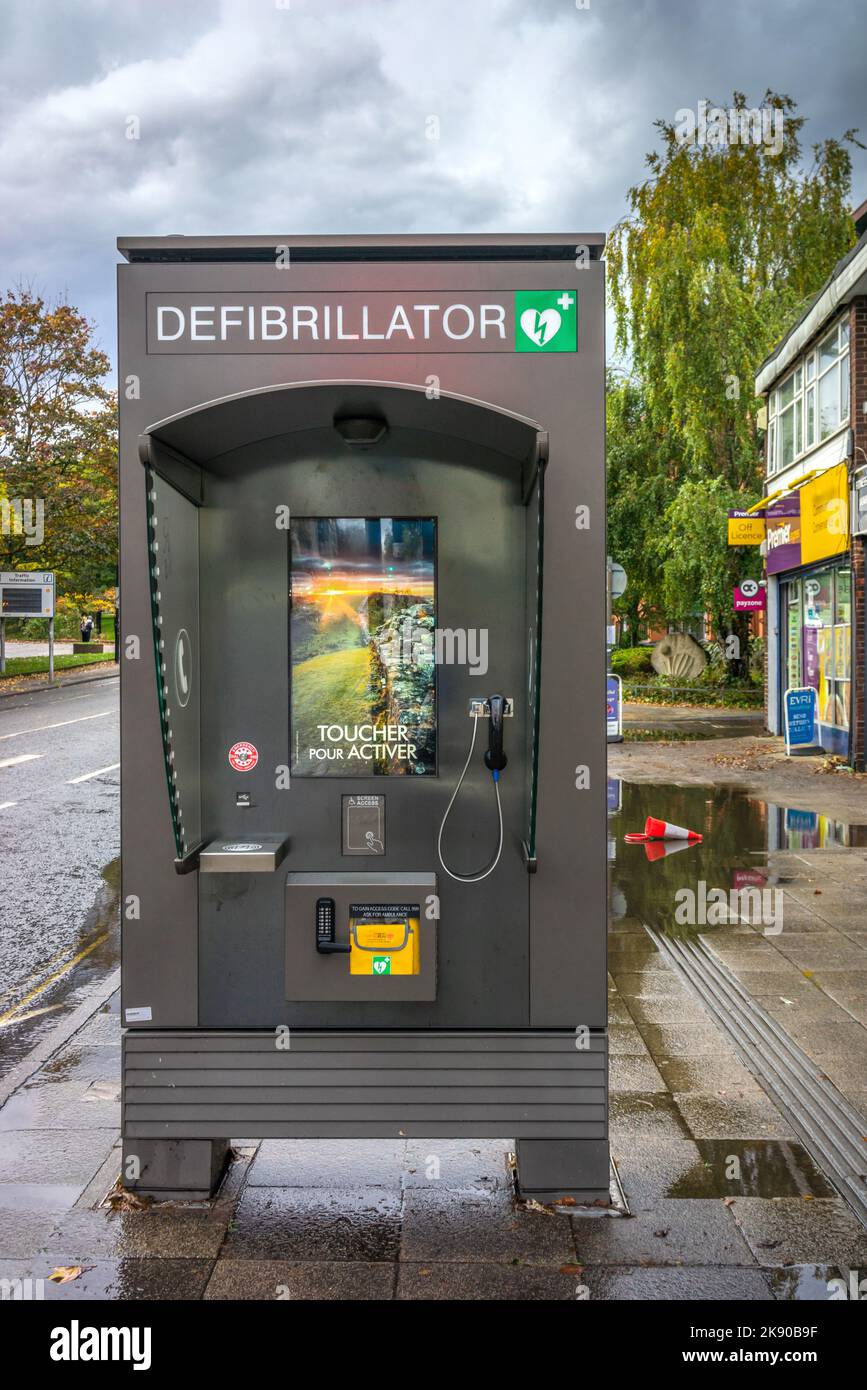 Stazione di defibrillazione pubblica in una strada a Southampton, Hampshire, Inghilterra, Regno Unito Foto Stock