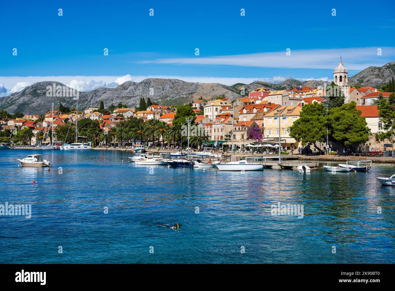 Barche ormeggiate sul lungomare della pittoresca città di Cavtat sulla costa dalmata della Croazia Foto Stock